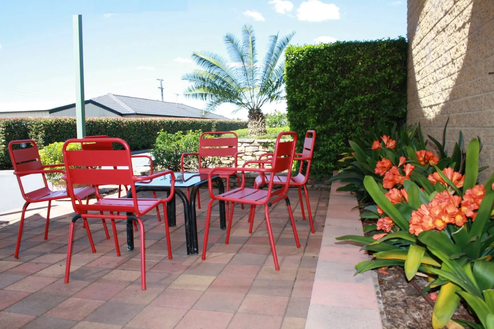 The sunny garden courtyard, a few steps from the rooms