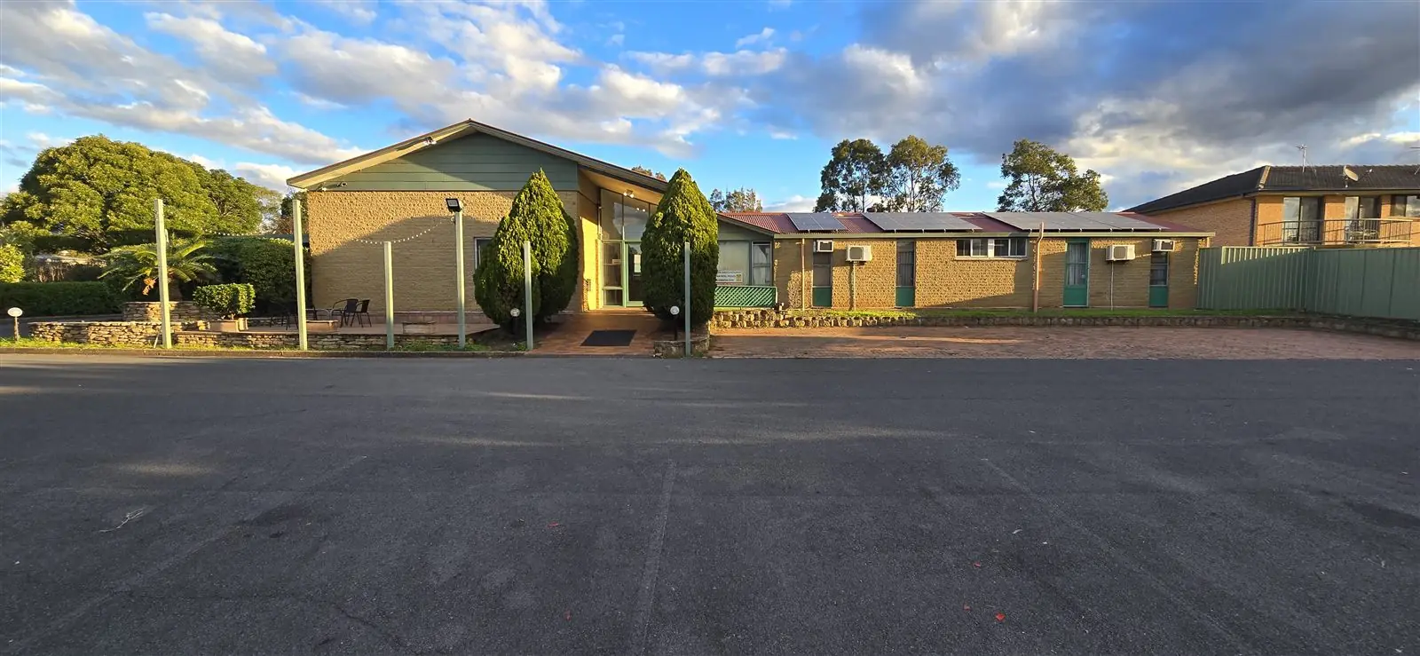 Hunter Valley Travellers Rest Motel at golden hour